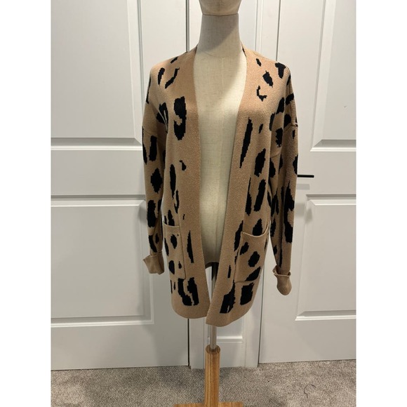 Zesica | Color: Light brown/tan &
cheetah print | Cardigan | Condition: Great - Picture 2 of 7